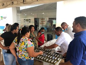 Moradores do Uiramutã recebem óculos do Governo